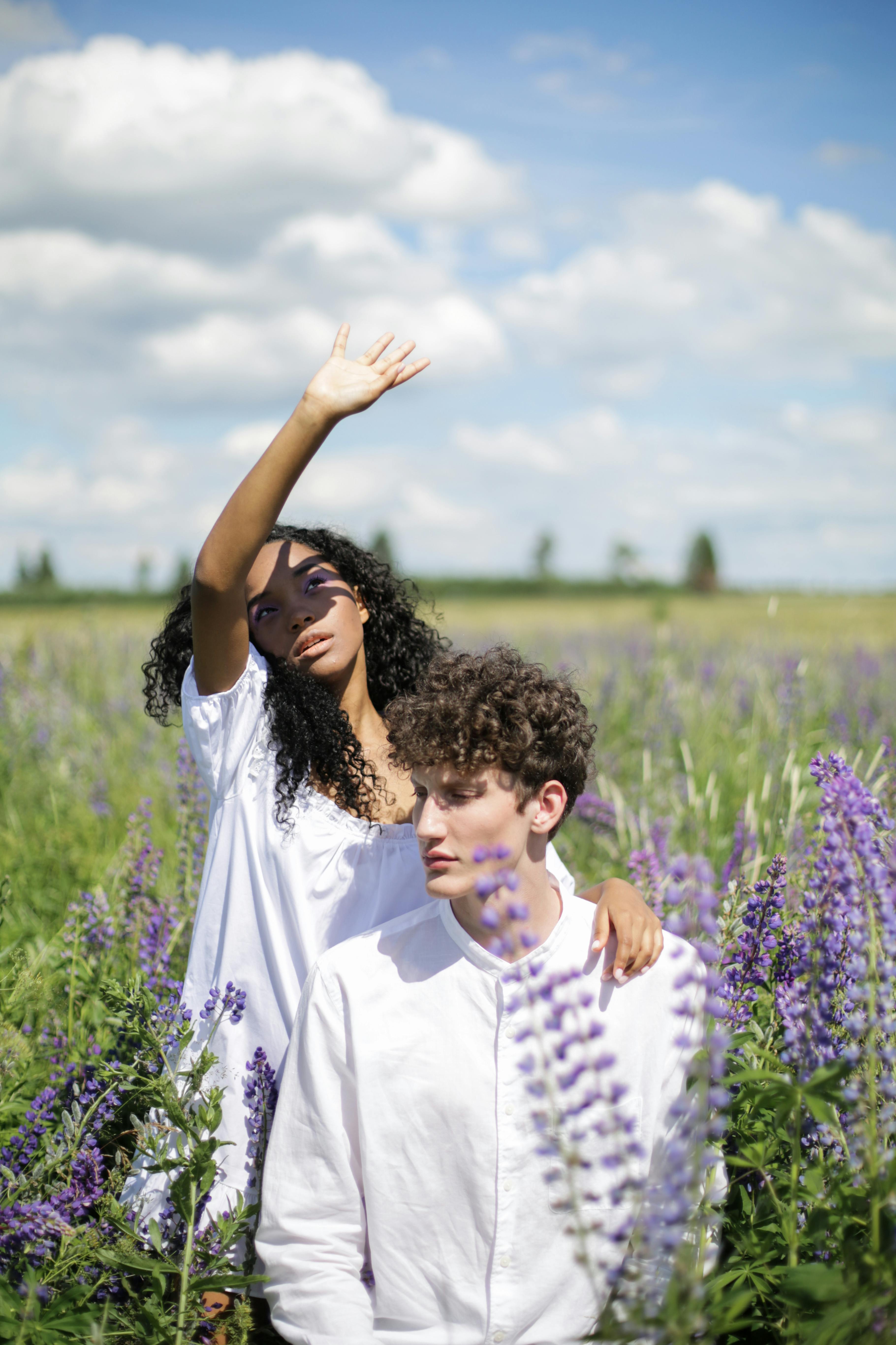 一对夫妇在夏日阳光明媚的田野里，享受着扁豆花盛开的一天