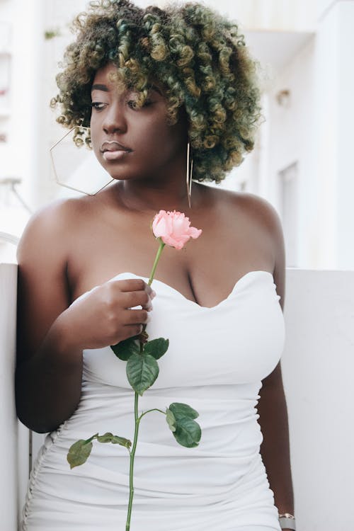 Foto profissional grátis de atraente, bonita, cabelo cacheado