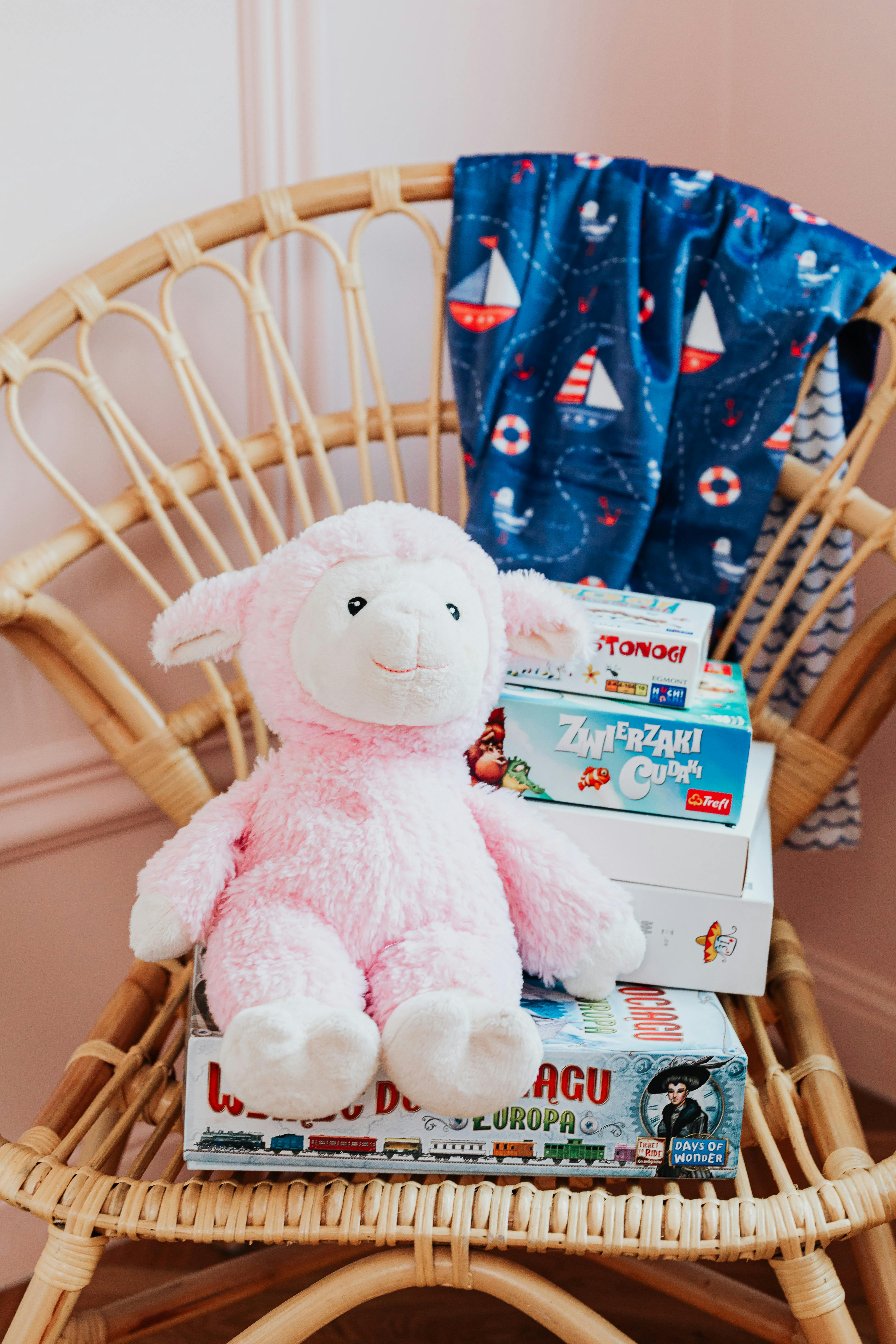 Rattan sandalye ve oyuncaklarla nostaljik bebek odası köşesi