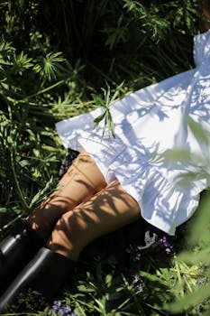 一名身穿白色连衣裙的女子在绿树成荫的大自然中享受时光