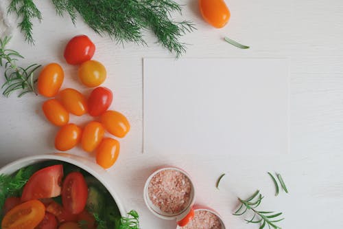 Biberiye, çeri domatesler, dengeli beslenme içeren Ücretsiz stok fotoğraf
