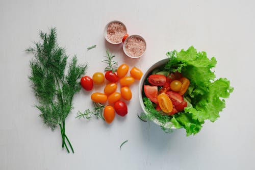 Darmowe zdjęcie z galerii z fotografia kulinarna, miska, pomidory koktajlowe