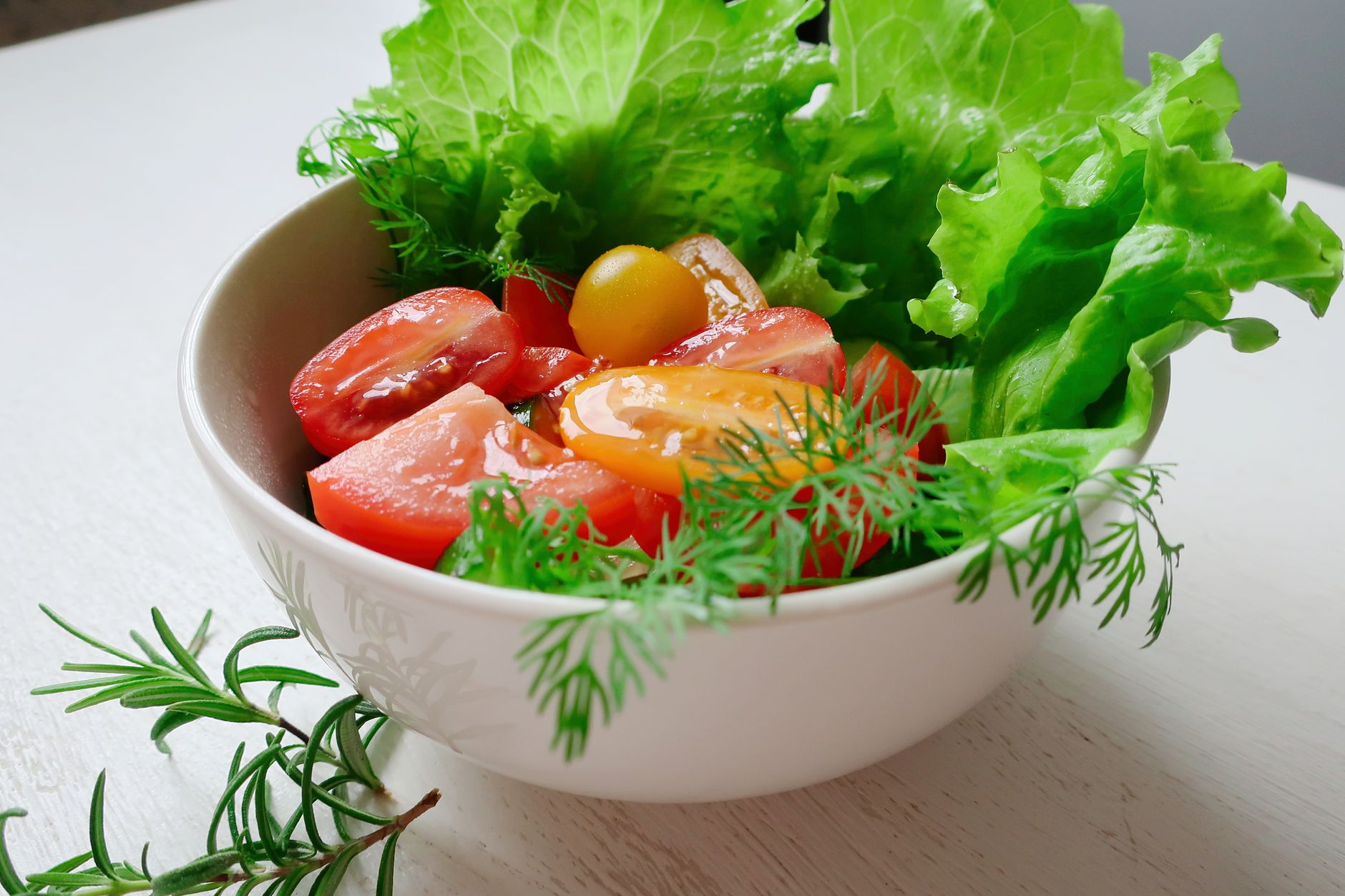 Ensalada saludable de almuerzo Ensalada fresca y colorida con proteínas para un almuerzo ligero.