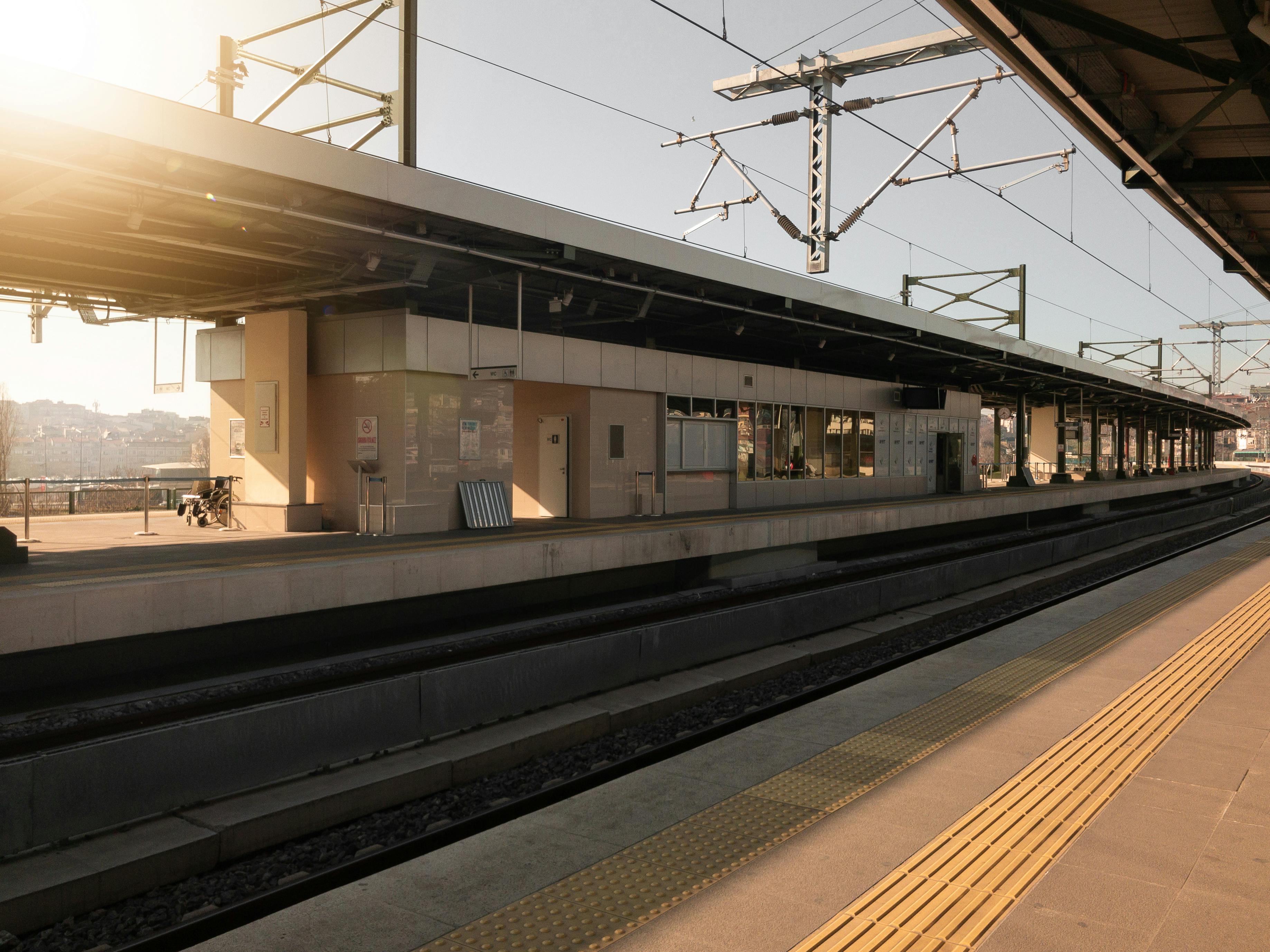 GTX-A express line platform at Suseo Station on a morning commute