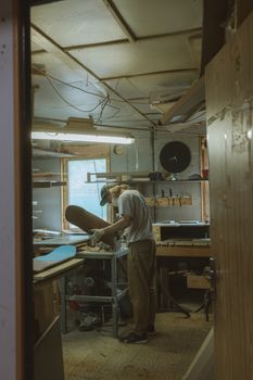 工匠在木工车间巧妙地制作滑板