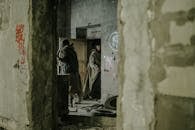 两个人探索一座腐烂的城市建筑，营造出后世界末日的氛围