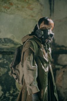 一个人戴着防毒面具，身处废弃的环境，唤起反乌托邦的主题
