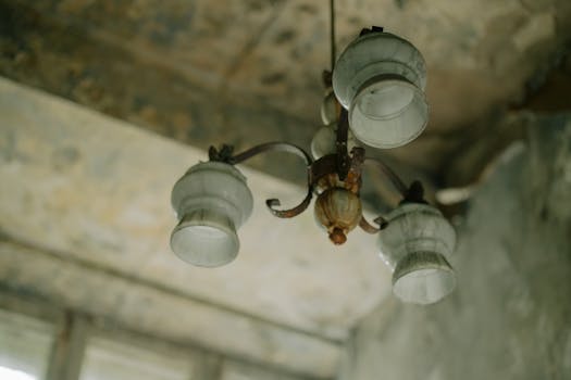 乡村枝形吊灯在废弃的建筑中捕捉了古老的优雅