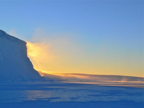 Silueta De La Montaña Junto Al Cuerpo De Agua Durante El Amanecer