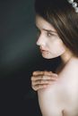 一位长发年轻女子的迷人工作室肖像，散发着优雅与沉静的自信