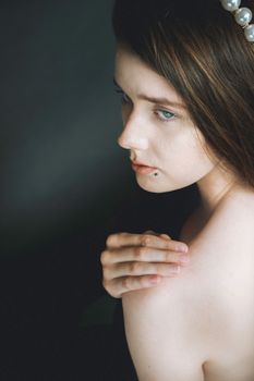 一位长发年轻女子的迷人工作室肖像，散发着优雅与沉静的自信