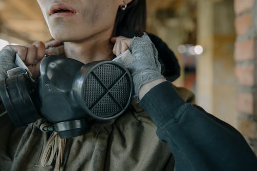 Femme En Veste De Cuir Noir Portant Un Masque à Gaz Noir