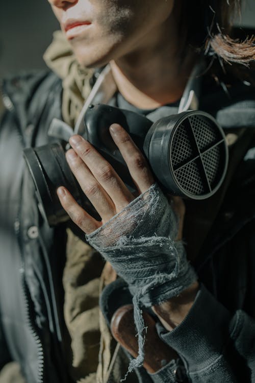 Personne En Veste De Cuir Noir Portant Un Masque à Gaz Noir