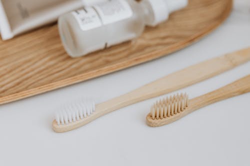木製歯ブラシ, 歯ブラシ, 白い面の無料の写真素材