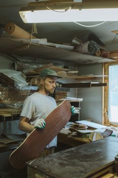 在设备齐全的车间里，技术精湛的工匠从事滑板制作