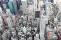 从空中俯瞰纽约市的城市天际线和标志性高层建筑