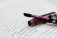 一支敞开的唇彩管为书页增添了一抹亮色