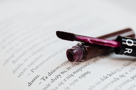 一支敞开的唇彩管为书页增添了一抹亮色