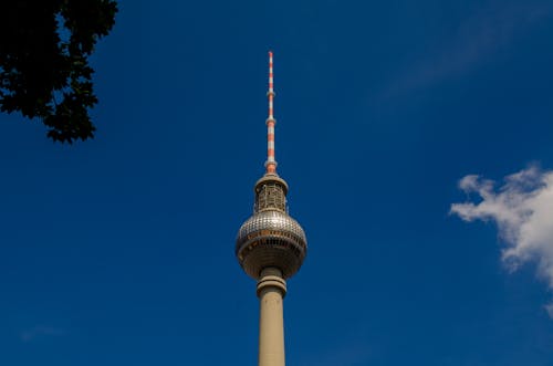 Fotobanka s bezplatnými fotkami na tému Fernsehturm Berlin, modrá obloha, Nemecko