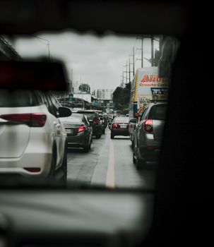 阴天，城市交通繁忙，拥挤的街道上车辆穿梭