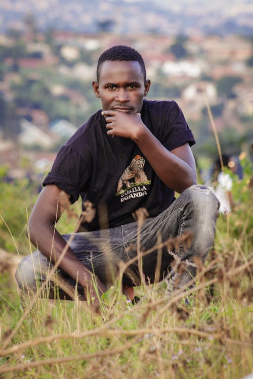 Kostenloses Stock Foto zu afrikanischer mann, geduckt, hand am kinn