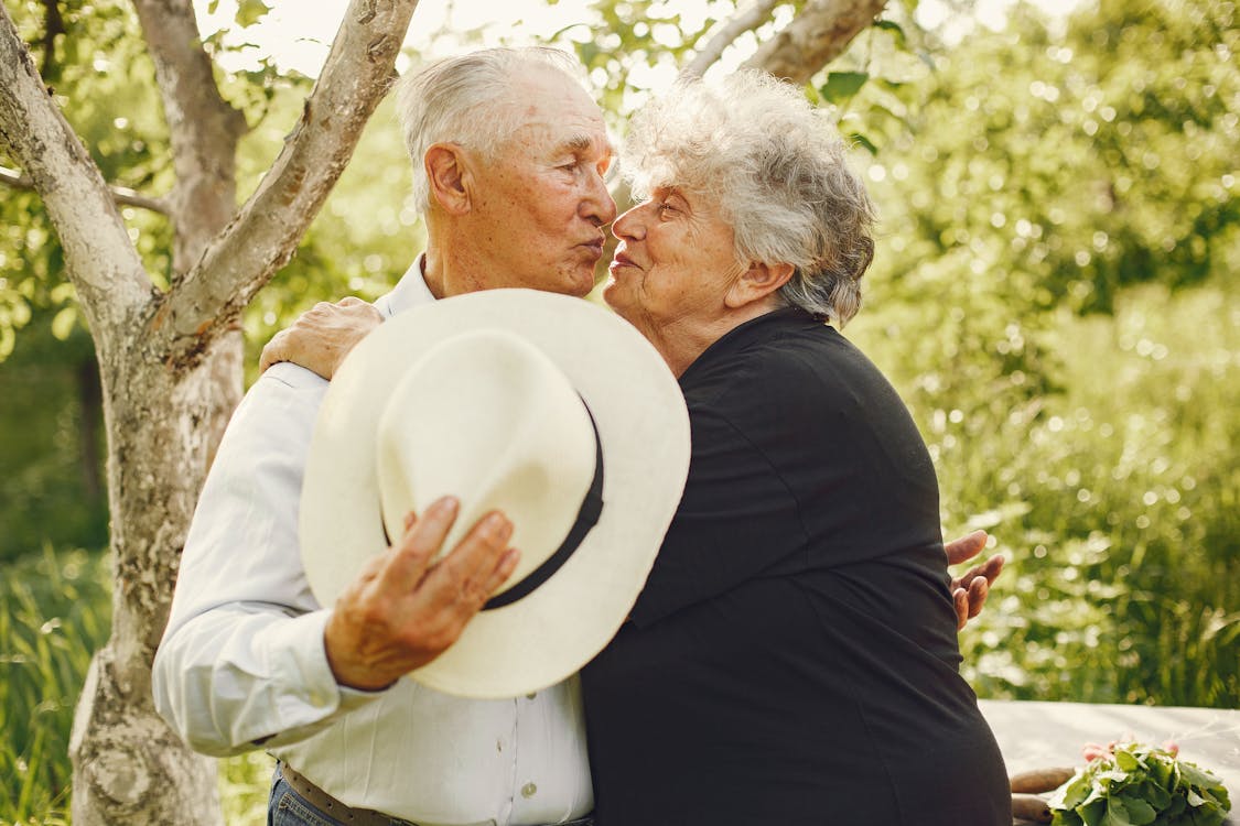 elderly couple kissing