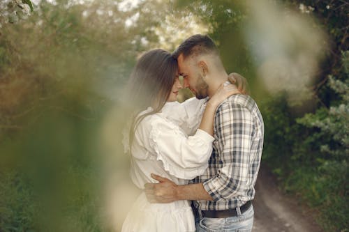 Ilmainen kuvapankkikuva tunnisteilla brunette, helliä, mies