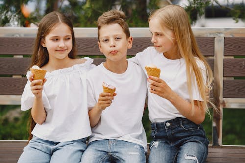 Fotobanka s bezplatnými fotkami na tému biele tričká, blond vlasy, chlapec