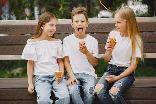 Fotobanka s bezplatnými fotkami na tému biele tričká, blondína, chlapec