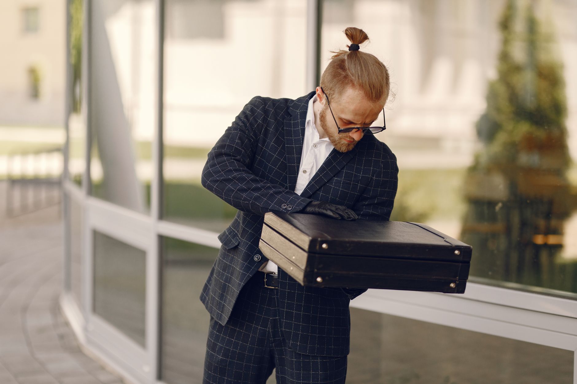 manager checking confirmed Premier League lineups on a smartphone minutes before the FPL deadline