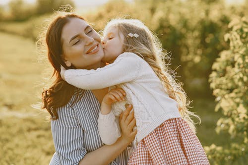 Foto stok gratis anak, anak perempuan, berciuman