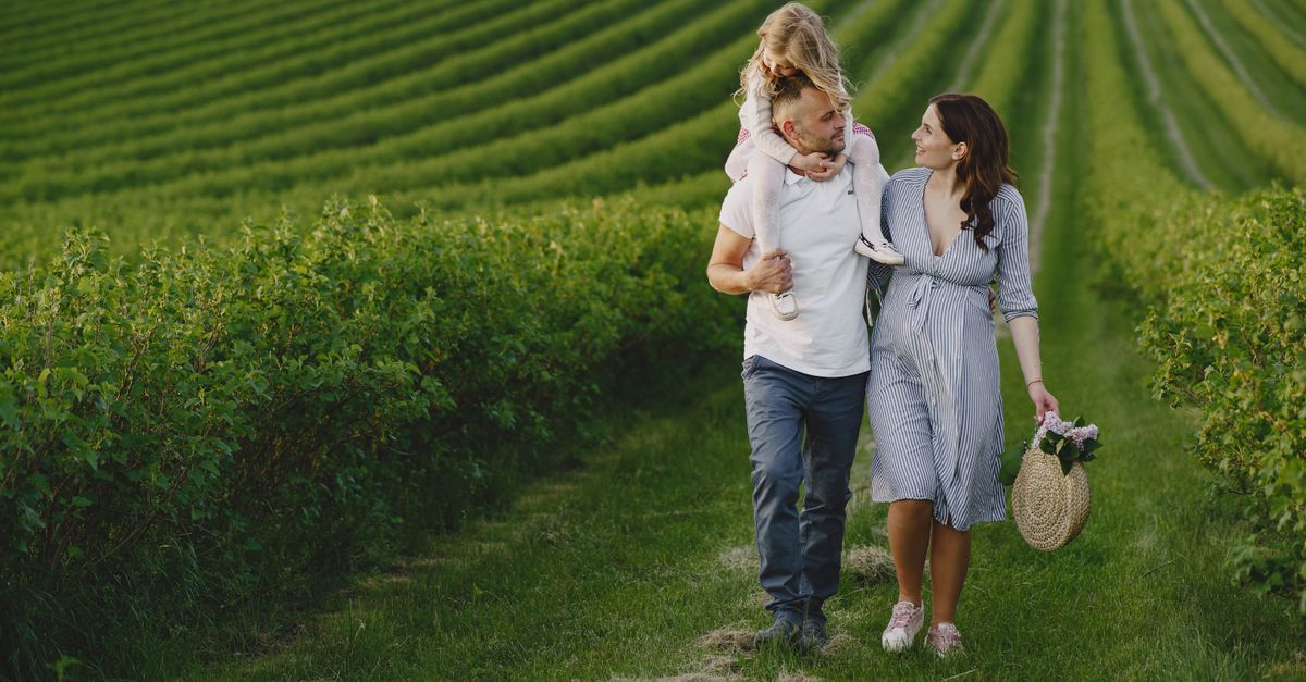 Rüyada Babayla Yürüyüş Yapmak - Rüya Tabiri ve Anlamı - A joyful family strolls together in a beautiful green vineyard, capturing moments of love and togetherness.