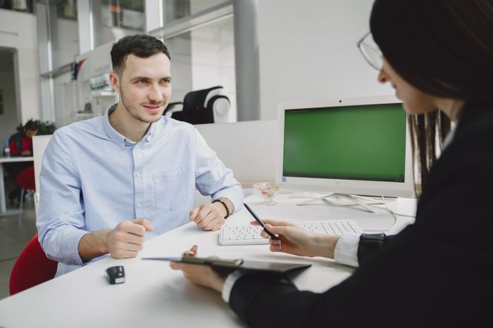 Entrevista laboral en oficina moderna