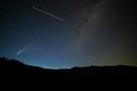 在华盛顿州费拉特上空，彗星和流星构成的星空景色令人惊叹