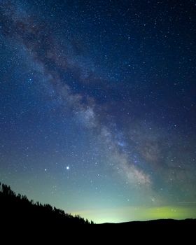在华盛顿州肯纳萨特，美丽的星夜捕捉到了银河系