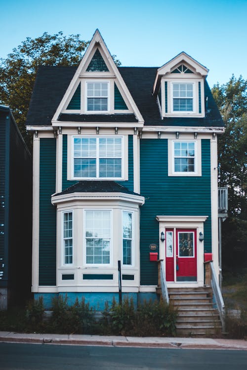 Free Modern cottage facade in suburban area Stock Photo