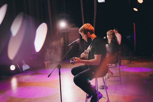 adam, akustik gitar, icra etmek içeren Ücretsiz stok fotoğraf