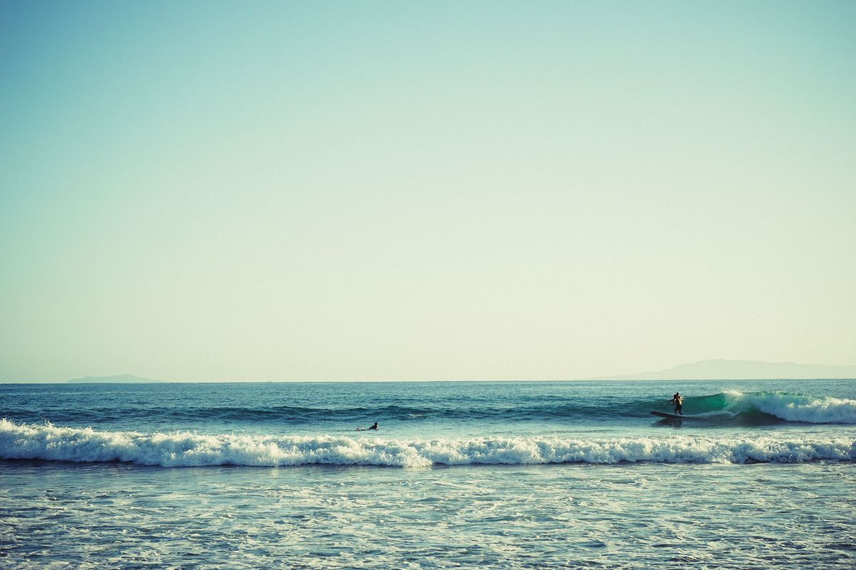 Olas rompiendo en una playa de surf