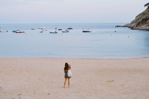 คลังภาพถ่ายฟรี ของ การยืน, ชายหาด, ชุด