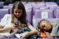 车站里，两名年轻女子正在放松