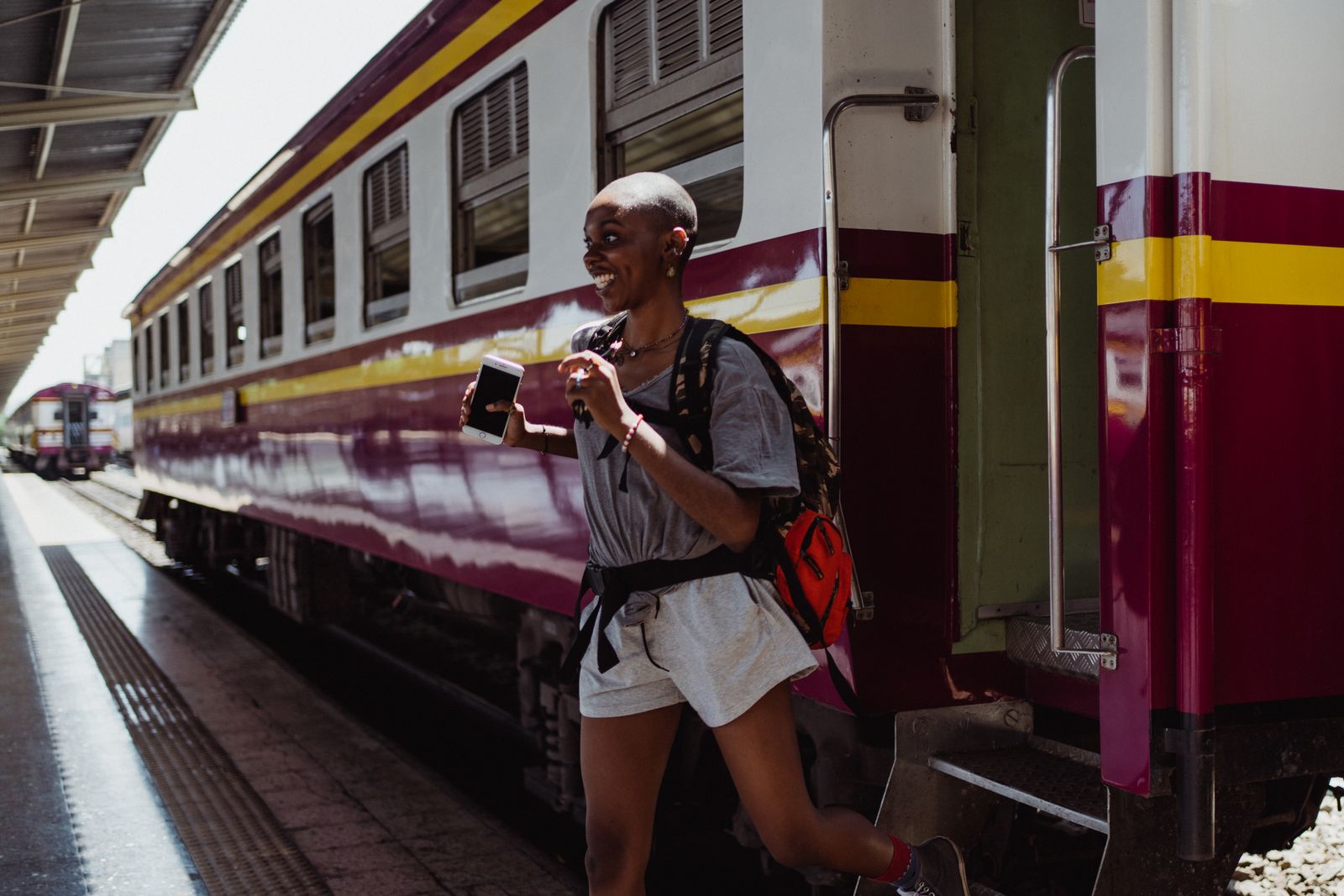 Femme souriante dans une gare