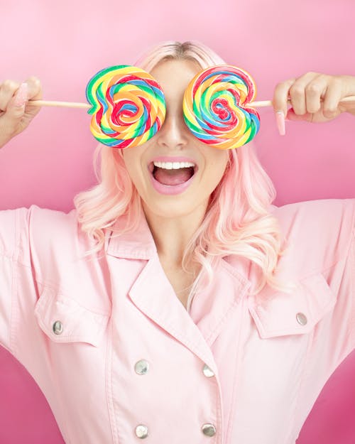 Vrouw In Roze Knop Omhoog Shirt Met Lollies