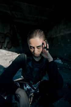 一幅描绘城市反乌托邦背景下、留着光滑头发的女性的未来派肖像