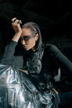 这幅女性肖像大胆前卫，身着未来派时装，妆容前卫，散发着科幻氛围