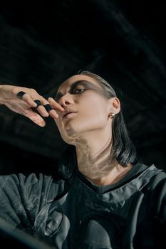 这幅前卫肖像描绘了一位穿着另类时尚、妆容大胆的女性，唤起了未来派与赛博朋克的美学