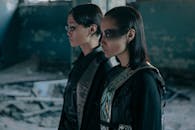 在工业环境中，两名身着未来服装的模特正在摆姿势