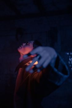 霓虹灯下，一名男子摆出姿势，体现了赛博朋克美学