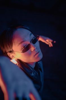 这幅艺术肖像描绘了一个戴着太阳镜的人，置身于霓虹灯照亮的赛博朋克环境中