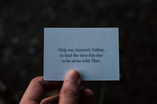 一只手拿着卡片特写，引导祈祷