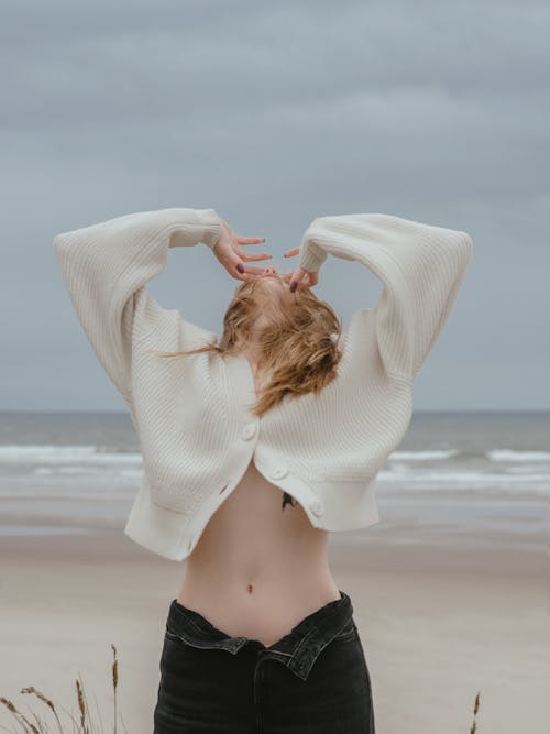 Mujer Sensual Irreconocible Con El Vientre Desnudo En La Playa Del Mar